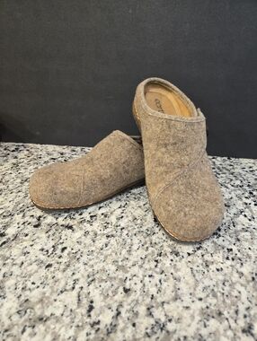 Earth Wool Slip-On Clogs in Heathered Brown Size 9